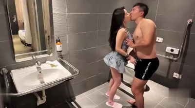 真的迫不及待了！来不及了！在卫生间里开干吧！