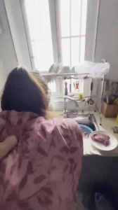 肥臀熟女胆子真大，老公不在家就把情人带到家里，还在厨房搞，不过瘾还打