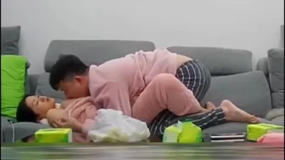 巨乳43岁阿姨在她家客厅沙发上69式女上各种干